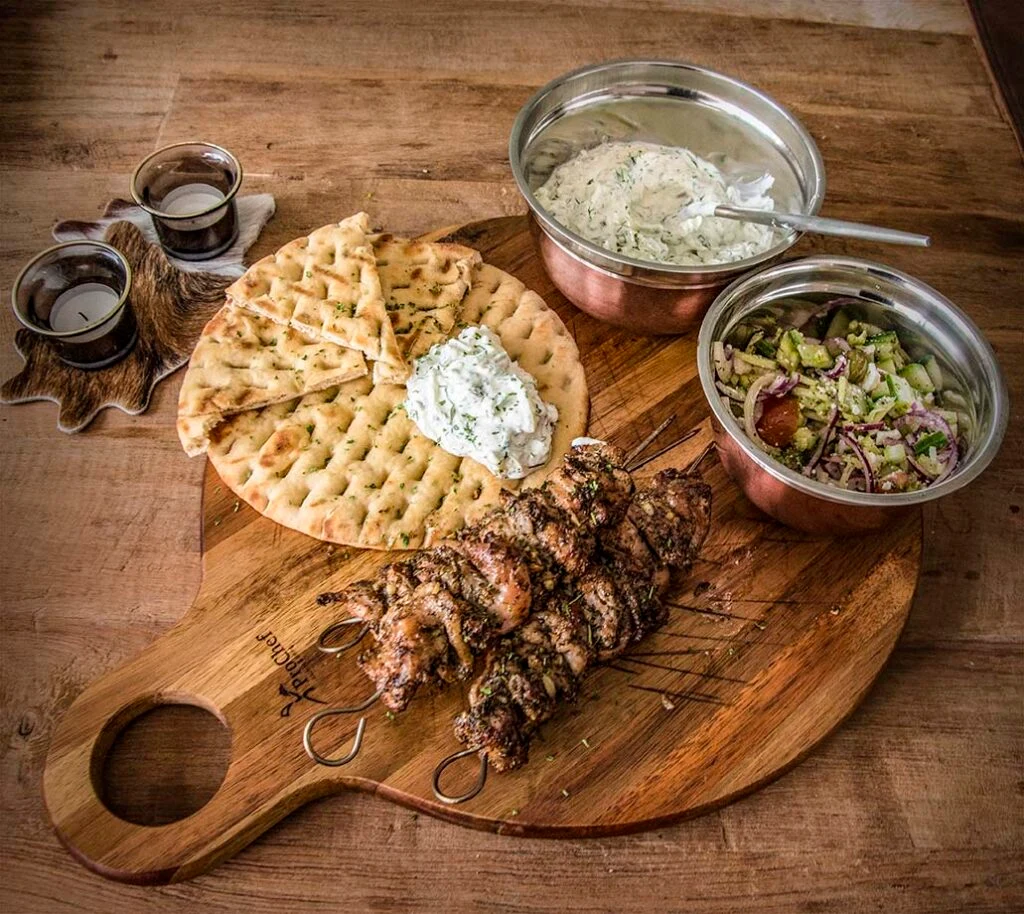 kip souvlaki met pita en tzaziki van de bbq